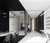 黑白灰的混合空间，既用作陈列室，又用作办公室